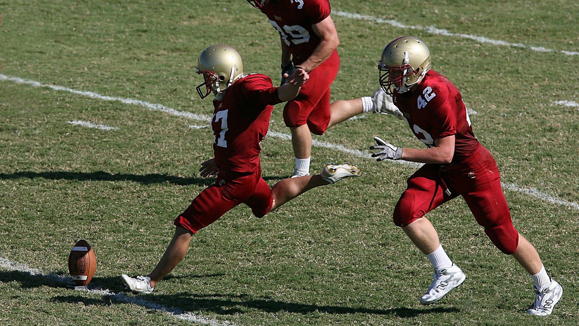 从后防中坚到边路飞翼，滕哈格的慧眼与伦施的蜕变之路